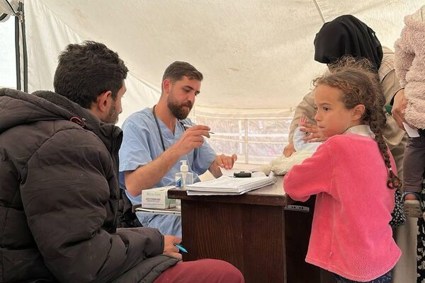 طبيب يحول خيمته إلى عيادة طبية مجانية لعلاج الأطفال النازحين في رفح
