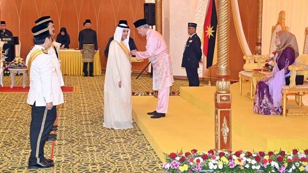 حاكم ولاية سراواك الماليزية يمنح الأمين العام للجنة الأخوة الإنسانية لقب «الفارس الشجاع»