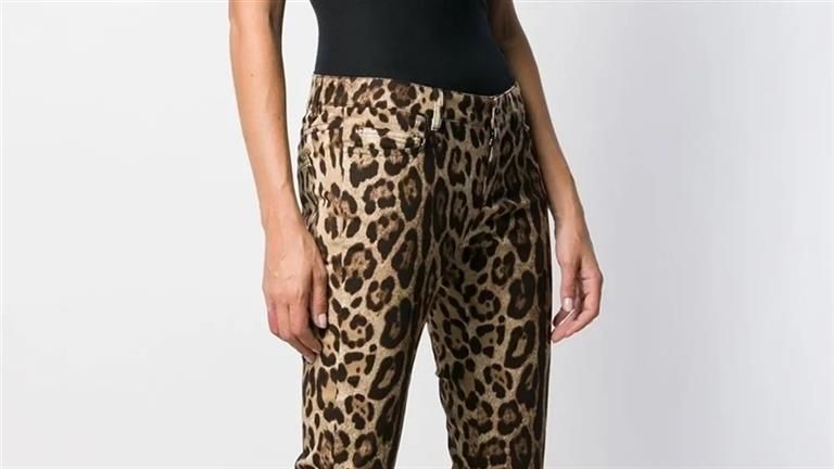 الجينز بطبعة جلد النمر يتربع على عرش الموضة النسائية