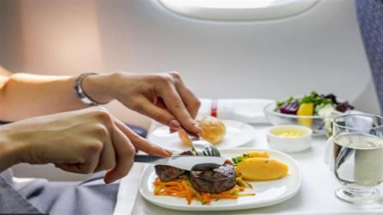 صدمة.. مسافر يجد مفاجأة غير متوقعة داخل ساندوتش وجبة الطائرة