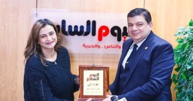 علا الشافعى تهدي درع الخليج 365 لرئيس هيئة المحطات النووية