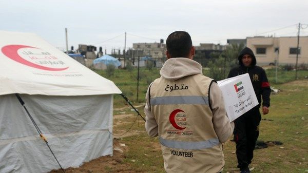 الإمارات ترسل آلاف الطرود الغذائية والطبية للأشقاء الفلسطينيين في قطاع غزة