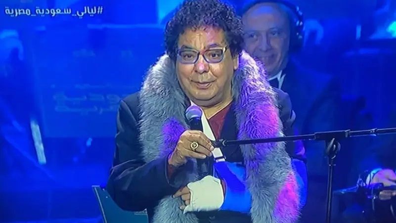 الامارات | من المستشفى إلى المسرح مباشرة .. محمد منير يغني بيد مكسورة