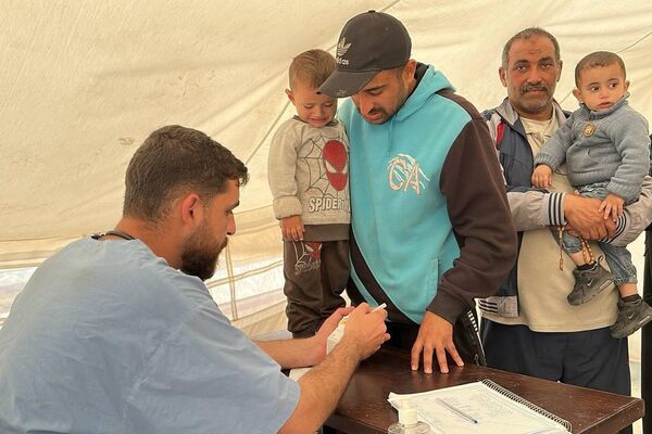 طبيب يحول خيمته إلى عيادة طبية مجانية لعلاج الأطفال النازحين في رفح