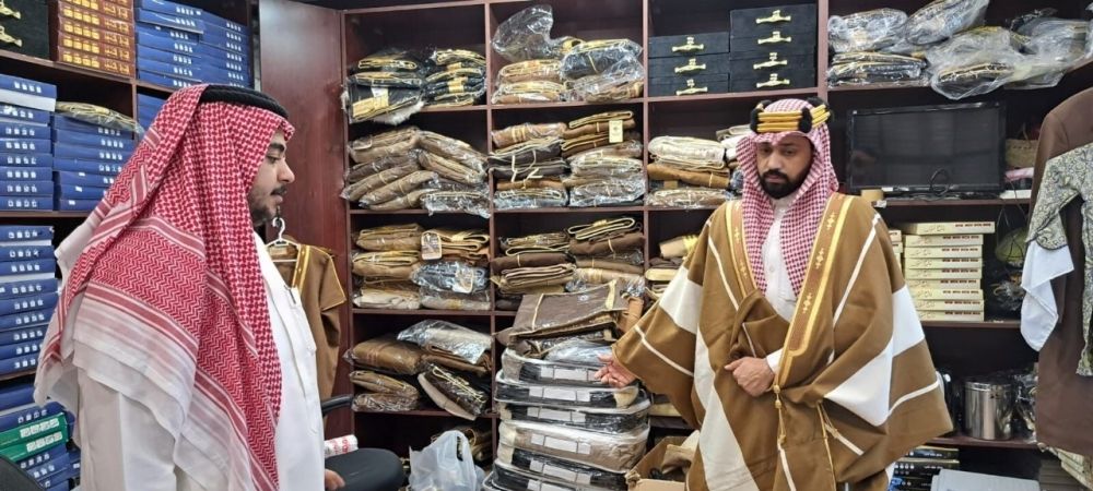 استعدادًا ليوم التأسيس.. إقبال على بشوت "البرقا" و"المزوية" و"الدقلات"