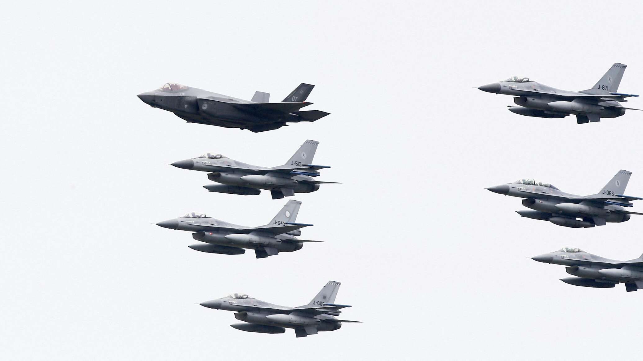 مقاتلات أمريكية وبريطانية تستهدف بغارة مزرعة في محافظة الحديدة غربي اليمن