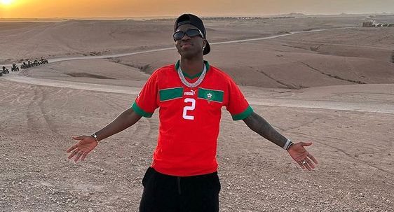 الامارات | نجم ريال مدريد يظهر بقميص منتخب المغرب في زيارة إنسانية