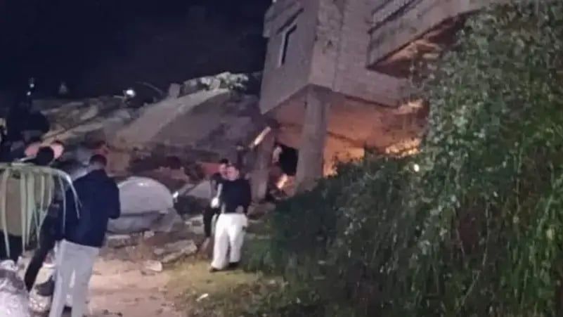 لبنان.. انهيار مبنى سكني مكتظ بعائلات سورية في منطقة العمروسية