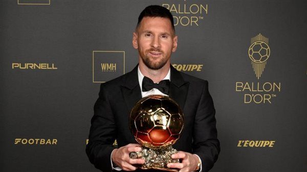 ميسي يُهدي كرته الذهبية الثامنة لمتحف برشلونة