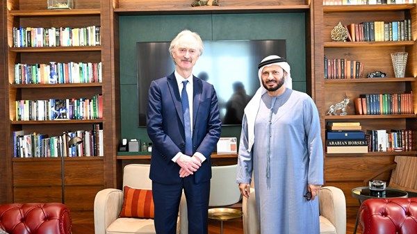 قرقاش يلتقي مبعوث الأمم المتحدة الخاص إلى سوريا