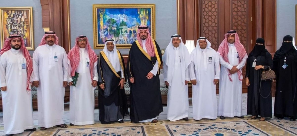 أمير المدينة يطلع على خدمات المركز السعودي للأعمال