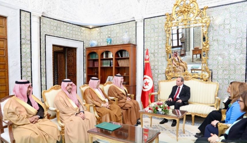 رئيس "السعودي للتنمية" يبحث تعزيز التعاون الإنمائي مع رئيس الحكومة التونسية