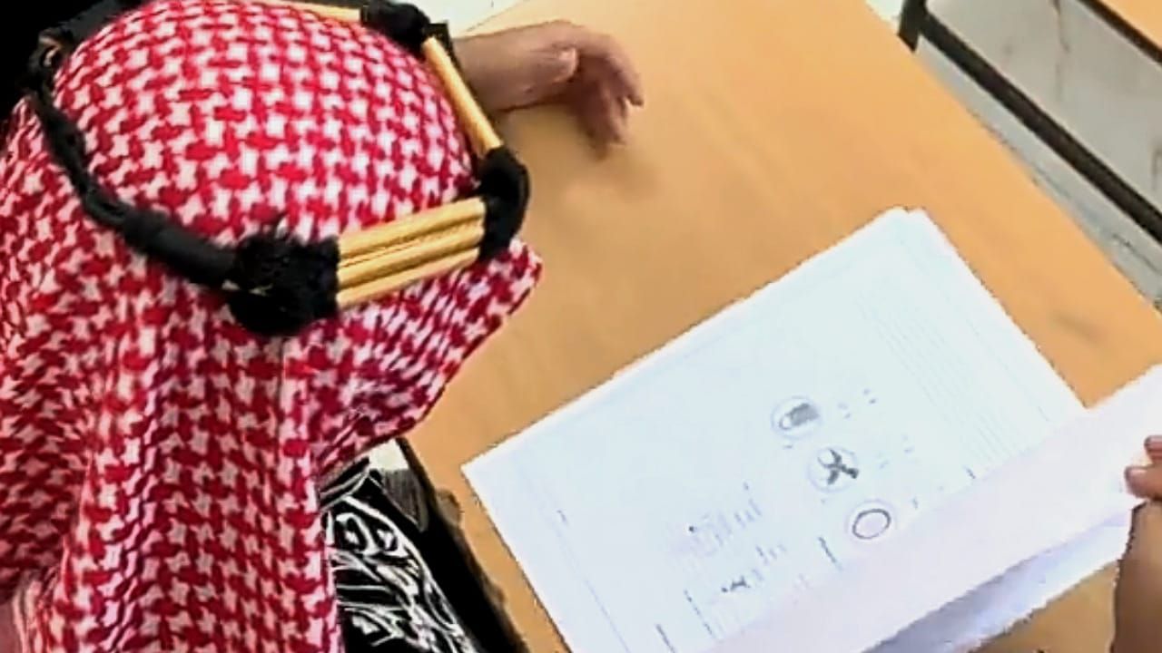 طلاب يختبرون بالزي التراثي .. فيديو