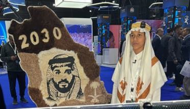 الخليج اليوم .. طفل سعودي يرسم خريطة المملكة من وبر الإبل.. ووالده يروي