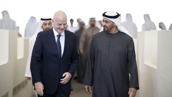 رئيس الدولة يستقبل رئيس الاتحاد الدولي لكرة القدم «فيفا»