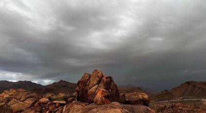 الغيوم تغطي جبل اللوز وتوقع تساقط الثلوج