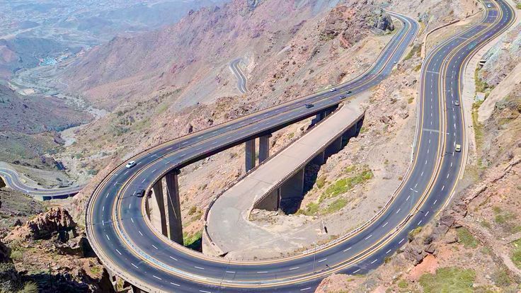 بـ3 مسارات في كل اتجاه.. بناء طريق بطول 136 كلم يربط بين منطقتي عسير وجازان