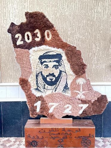 الخليج اليوم .. طفل سعودي يرسم خريطة المملكة من وبر الإبل.. ووالده يروي