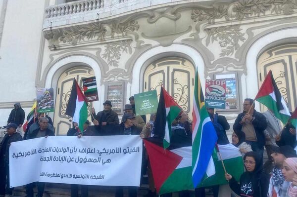 تونسيون يحتجون على الفيتو الأمريكي المتعلق بوقف إطلاق النار بغزة ويطالبون بطرد السفير.. صور