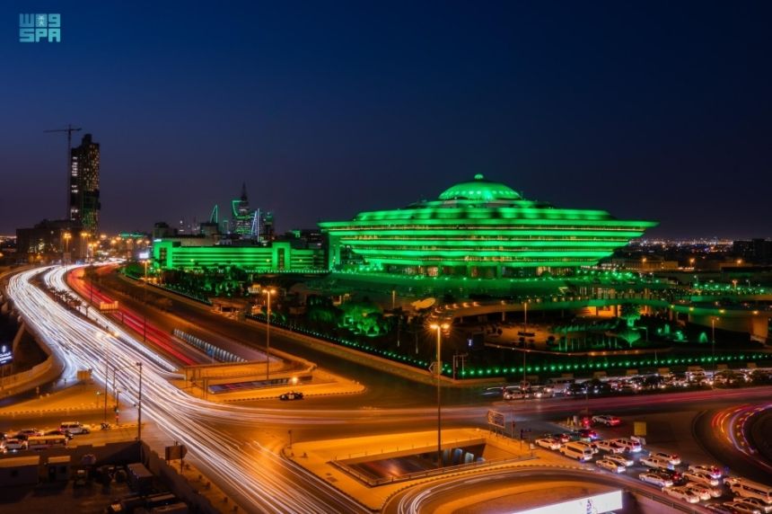 صور| يوم التأسيس.. مباني "الداخلية" تكتسي باللون الأخضر