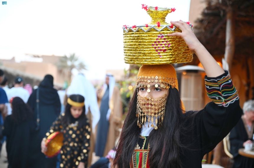 صور| تلاحم القيادة والشعب.. أهالي العلا يحتفون بيوم التأسيس بالبلدة القديمة