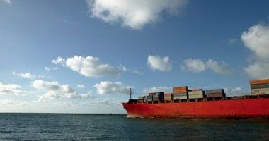 هيئة بحرية بريطانية: السفينة المستهدفة على بعد 70 ميلا من اليمن تعرضت لأضرار طفيفة