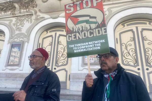تونسيون يحتجون على الفيتو الأمريكي المتعلق بوقف إطلاق النار بغزة ويطالبون بطرد السفير.. صور