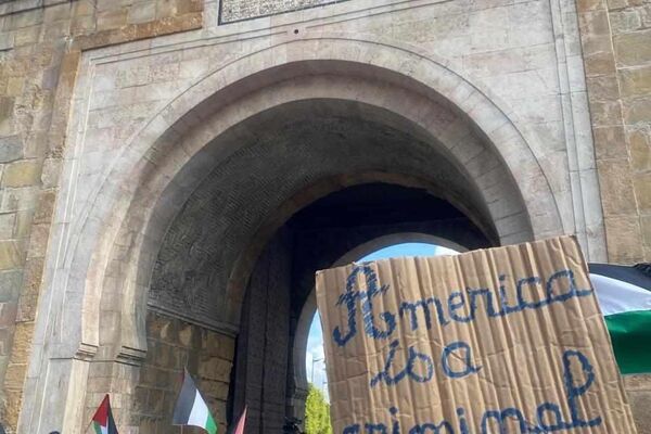 تونسيون يحتجون على الفيتو الأمريكي المتعلق بوقف إطلاق النار بغزة ويطالبون بطرد السفير.. صور