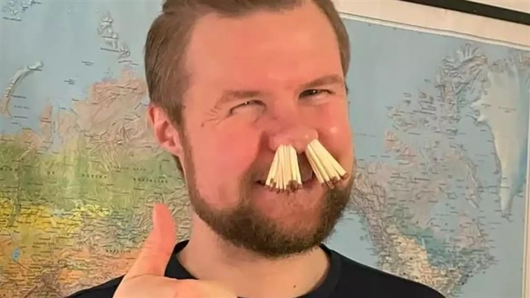 رجل يضع 68 عود كبريت في أنفه لسبب أغرب من الخيال.. "عاش يا وحش"