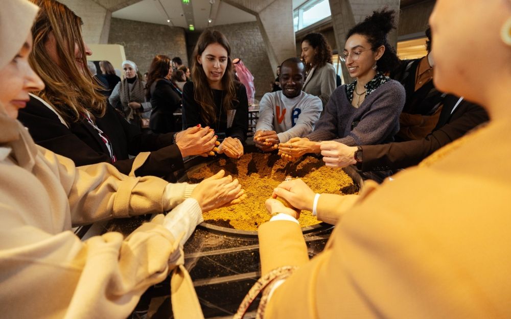 بوابة الدرعية تفتتح معرض "ما حكاه الطين" بمقر اليونسكو في باريس