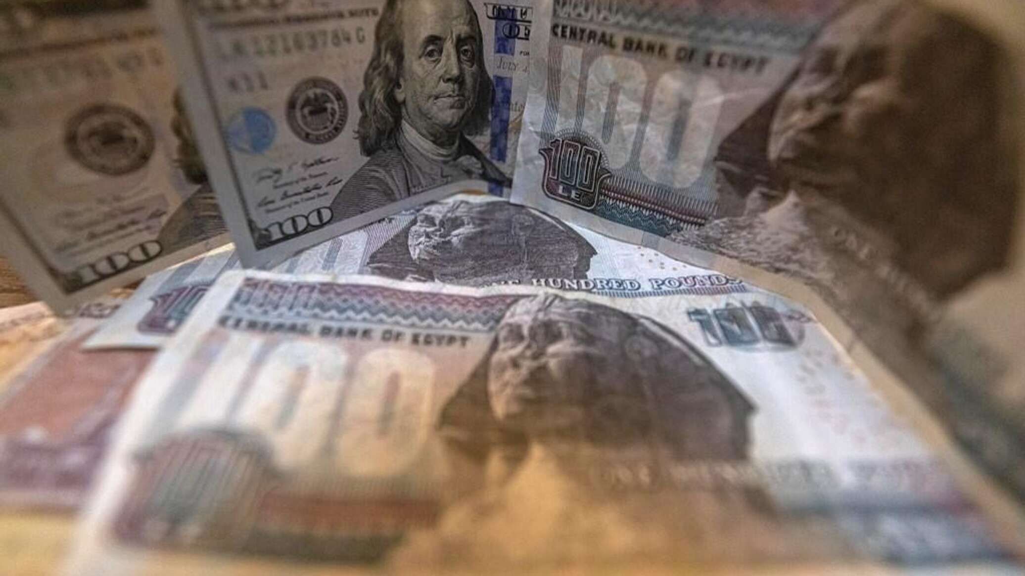 ما المخاطر التي تهدد الاقتصاد المصري إذا ما تم تخفيض جديد للجنيه أمام الدولار الأمريكي؟