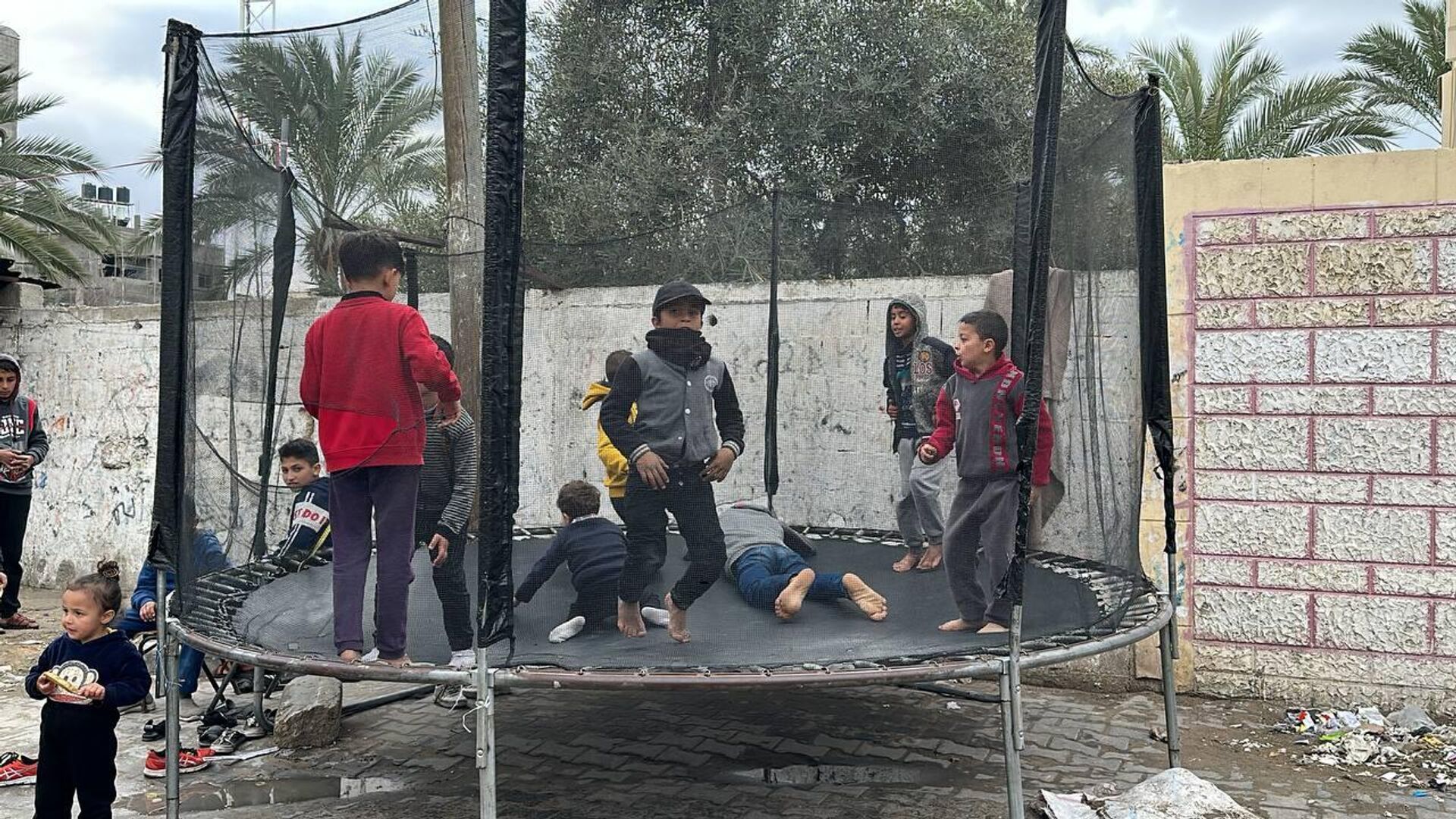 طفل فلسطيني ينشئ مدينة ألعاب للأطفال النازحين في رفح جنوبي قطاع غزة