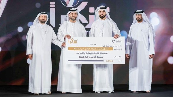 سلطان بن أحمد يكرّم الفائزين بجائزة «شكراً»