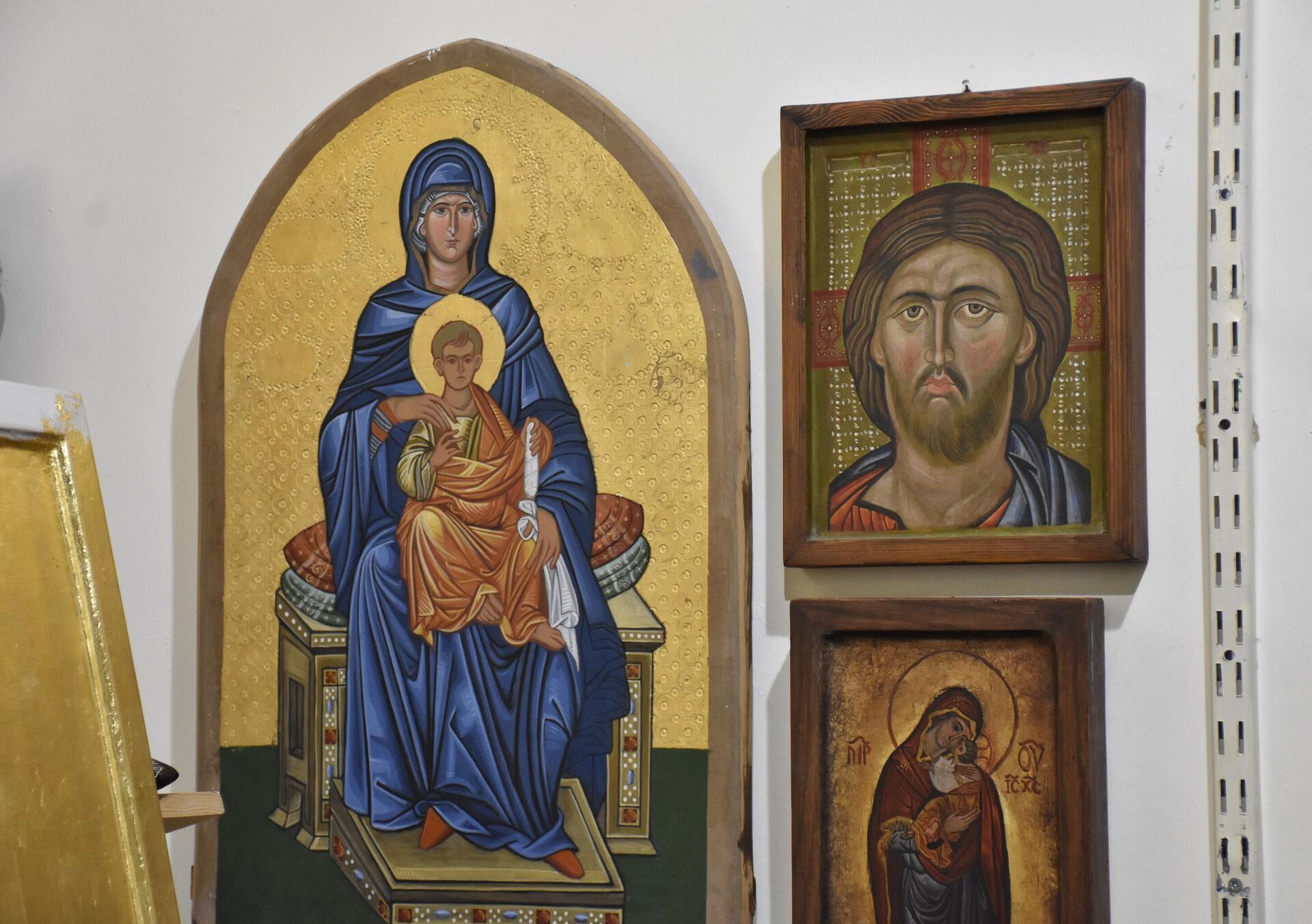 شاب حلبي يحوّل أخشاب الكنائس المدمرة إلى أيقونات شاب حلبي يحوّل أخشاب الكنائس المدمرة إلى أيقونات - الخليج 365 عربي, 1920, 23.02.2024