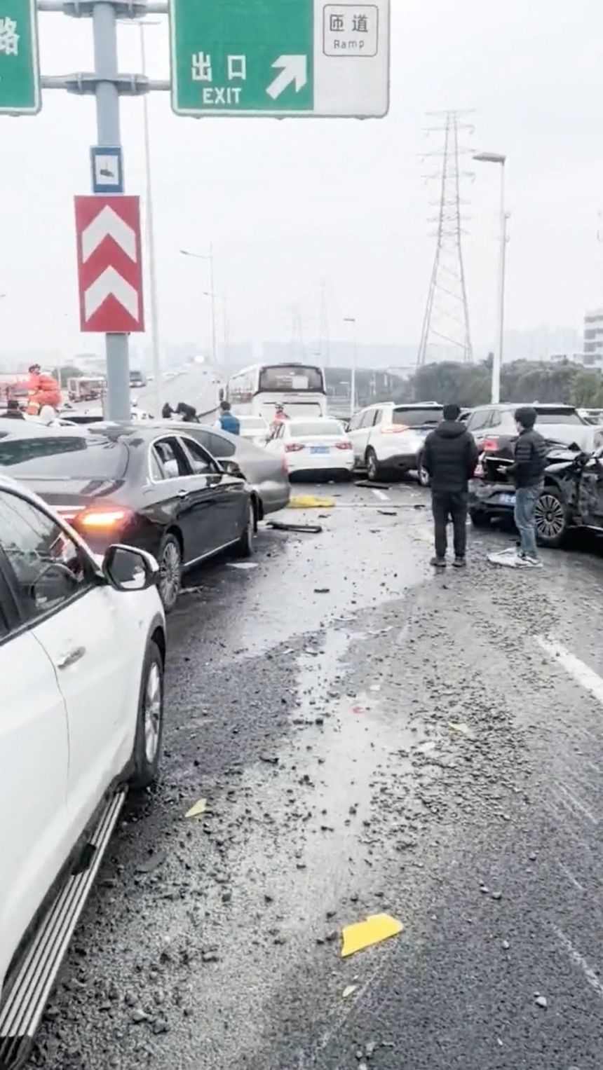 إصابات في تصادم 100 سيارة على طريق سريع بالصين