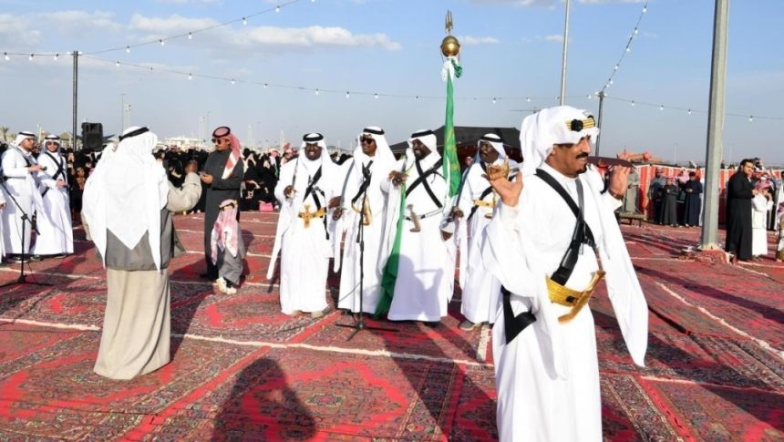 العرضة السعودية بحائل تستقطب زوار فعاليات يوم التأسيس
