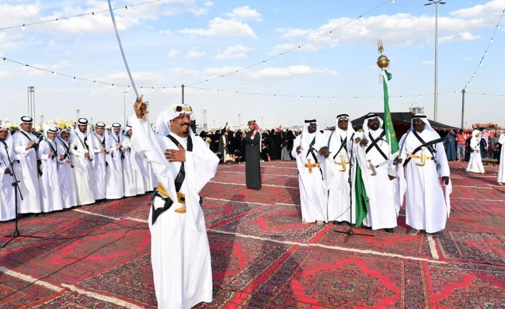 العرضة السعودية بحائل تستقطب زوار فعاليات يوم التأسيس