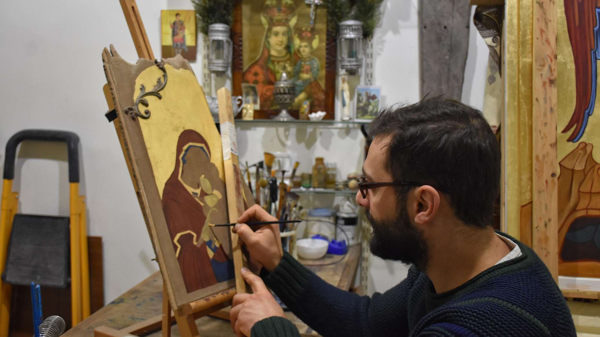 شاب حلبي يحول أخشاب الكنائس المدمرة إلى أيقونات