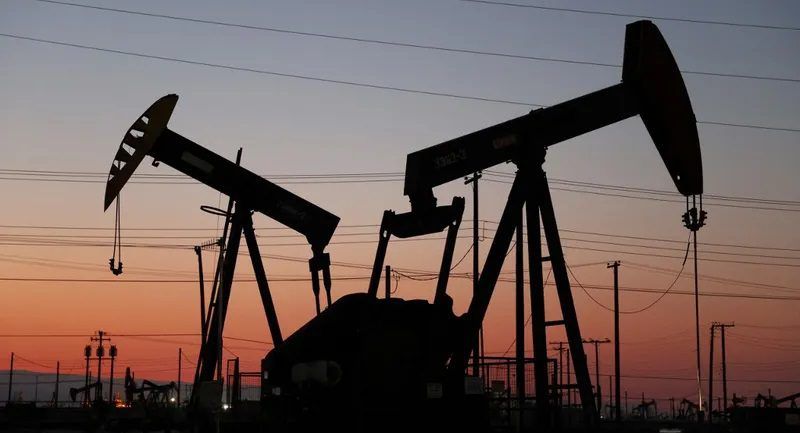 النفط يواصل ارتفاعه وسط تحسن مؤشرات الطلب على مصافي التكرير