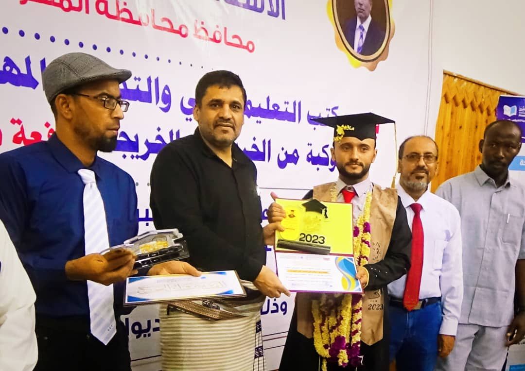 معهد العلوم التطبيقي بالمهرة يحتفل بتخرج كوكبة من الطلبة