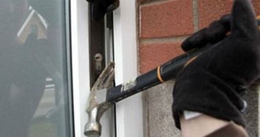 بأسلوب كسر الباب.. حبس عاطل لاتهامه بسرقة الشقق السكنية ببدر