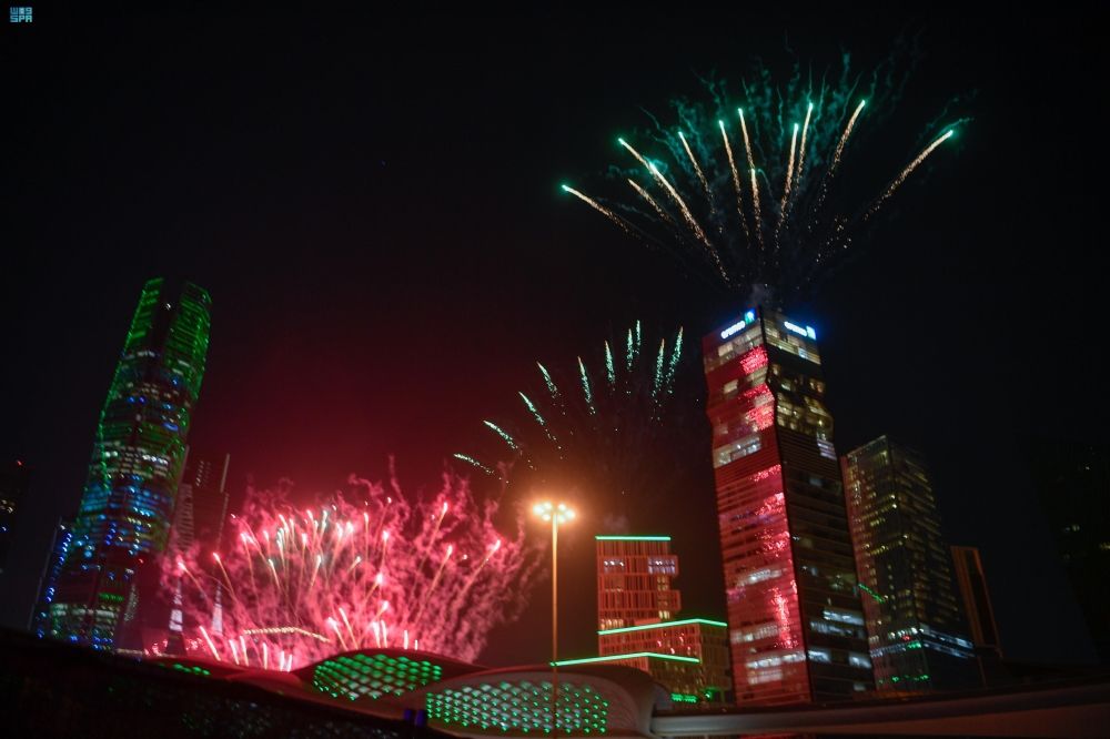 شاهد| الرياض تضيء بالألعاب النارية  في ختام فعالية "مسار التاريخ"