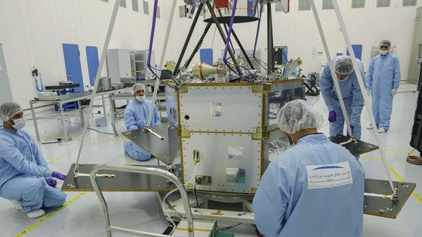 «القمر».. محطّة محتملة للإنسان و«غرفة  الضغط» كلمة سرّ إماراتية جديدة