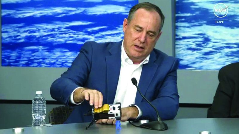 الامارات | المركبة الأميركية التي صعدت إلى القمر انقلبت على جانبها