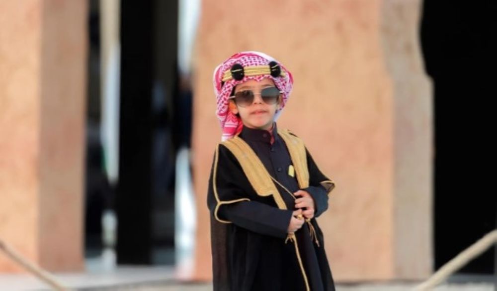 صور.. إقبال كبير على شراء المقتنيات التراثية احتفاء بيوم التأسيس