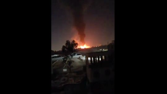 الخليج اليوم .. اليمن.. المشاهد الأولى للغارات العنيفة التي استهدفت العاصمة صنعاء (صور + فيديو)