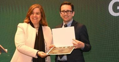 رئيس "صندوق الإسكان الاجتماعى" تُسَلِمُ جوائز مسابقة تصميم "الإسكان الأخضر"