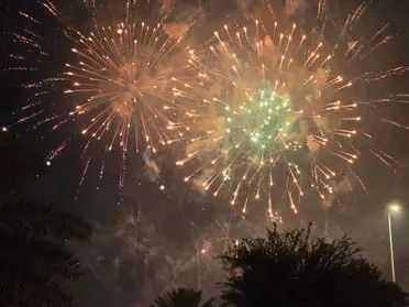 الخليج اليوم .. الألعاب النارية تلون سماء 15 مدينة سعودية ابتهاجاً بيوم التأسيس