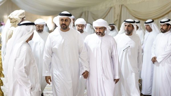 ذياب بن محمد يقدم واجب العزاء في وفاة والد الشهيد محمد مبارك المنصوري