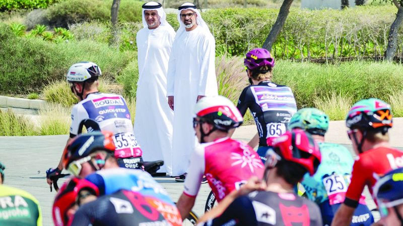 الامارات | خالد بن محمد بن زايد يشهد «طواف الإمارات»